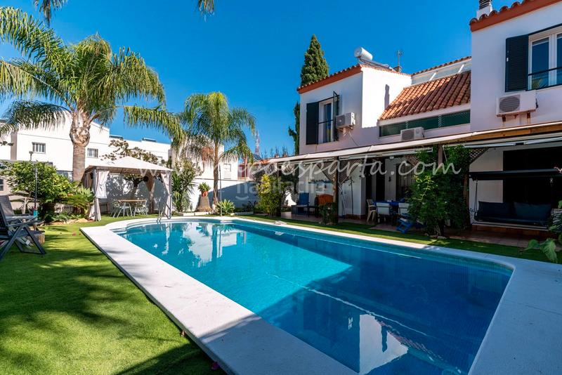 Foto 0c8e8328-0f5f-46c4-9193-6c976f6c5659. Towny house with fireplace parking pool in Valencina de la Concepción