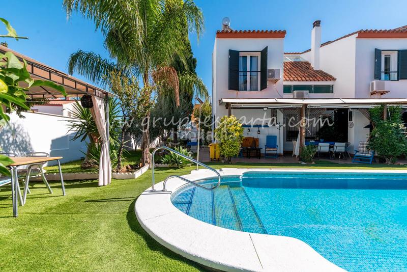 Foto 26dee286-dde3-4622-a676-66f62cc636c5. Towny house with fireplace parking pool in Valencina de la Concepción