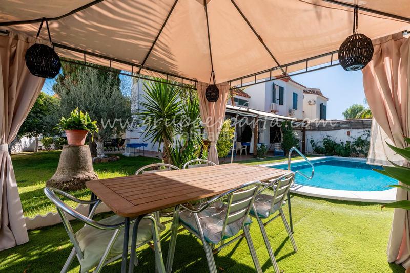 Foto 51c98b64-dead-4a8c-ab7f-2ec8453b15ee. Towny house with fireplace parking pool in Valencina de la Concepción