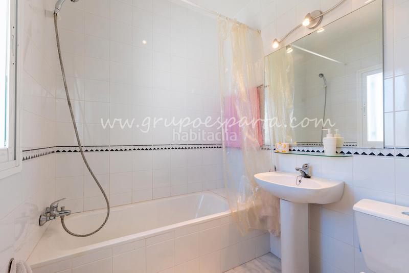 Foto 59d7ec0e-32fc-49fc-b27d-4d0e8e6657ad. Towny house with fireplace parking pool in Valencina de la Concepción