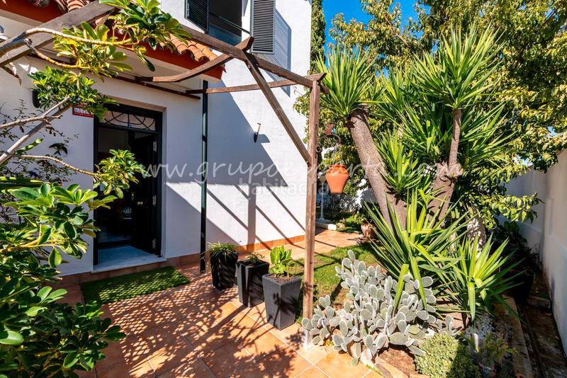 Foto a38e7901-30e5-4f01-866d-6d3408f7a428. Towny house with fireplace parking pool in Valencina de la Concepción