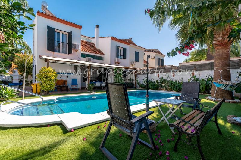 Foto b5c0371b-a27a-4b6d-bef7-7e87f1a4f446. Towny house with fireplace parking pool in Valencina de la Concepción