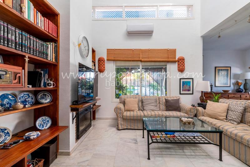 Foto c23500fe-dca3-483f-aca2-02e12e623023. Towny house with fireplace parking pool in Valencina de la Concepción