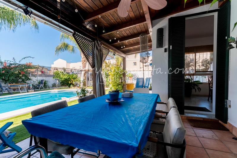 Foto ecfe426c-6f3f-4d8d-93c7-1bbfddde8b9a. Towny house with fireplace parking pool in Valencina de la Concepción