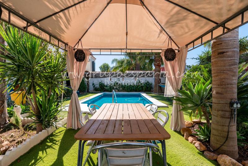 Foto f3625311-e526-4e95-8535-e6e68a671019. Towny house with fireplace parking pool in Valencina de la Concepción