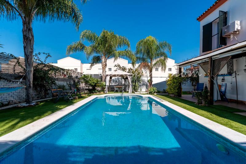 Foto f969c905-ae17-4721-b9dc-595f4cfd228b. Towny house with fireplace parking pool in Valencina de la Concepción