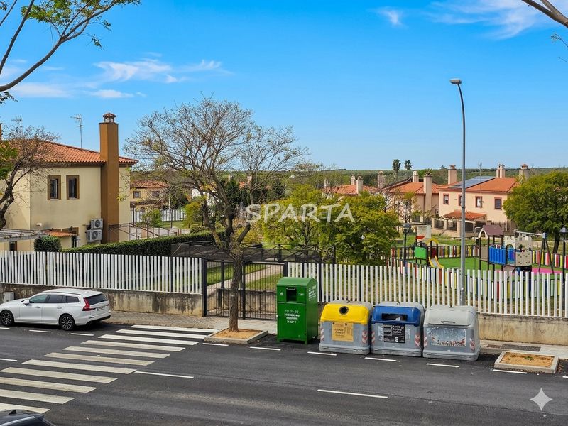 Foto 1a308c9b-9141-4d94-8145-c9438af350d0. Casa adosada ¡ fantástica adosada con semi-sótano! . en Espartinas