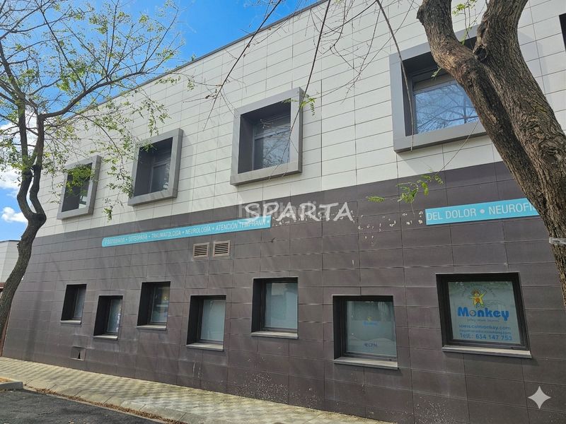 Foto 284a779f-6068-42cd-9f0a-83989a6cd56b. Casa adosada ¡ fantástica adosada con semi-sótano! . en Espartinas