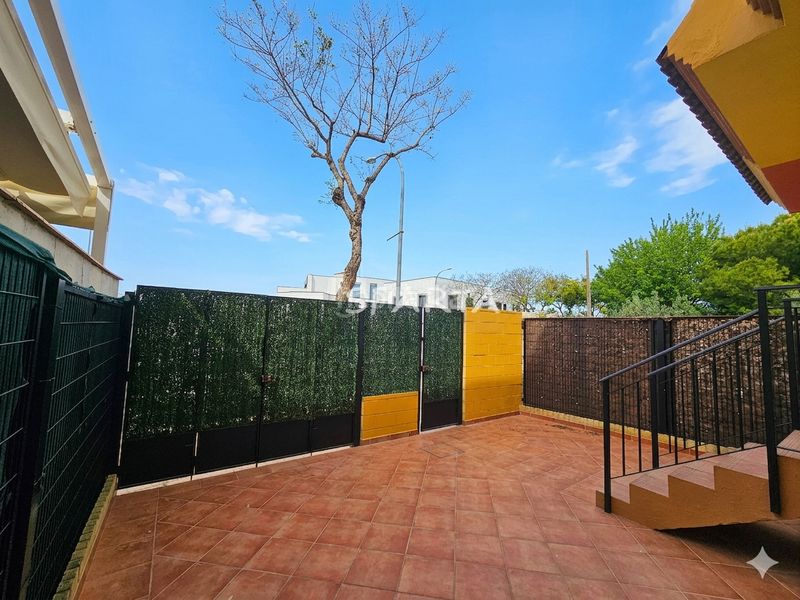 Foto 2ba243e9-1d46-40f9-80ec-41fcdbcd513d. Casa adosada ¡ fantástica adosada con semi-sótano! . en Espartinas