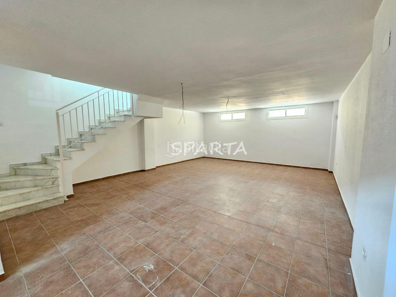 Foto 3ff59a9e-766f-43e6-b631-35c6e038de1f. Casa adosada ¡ fantástica adosada con semi-sótano! . en Espartinas