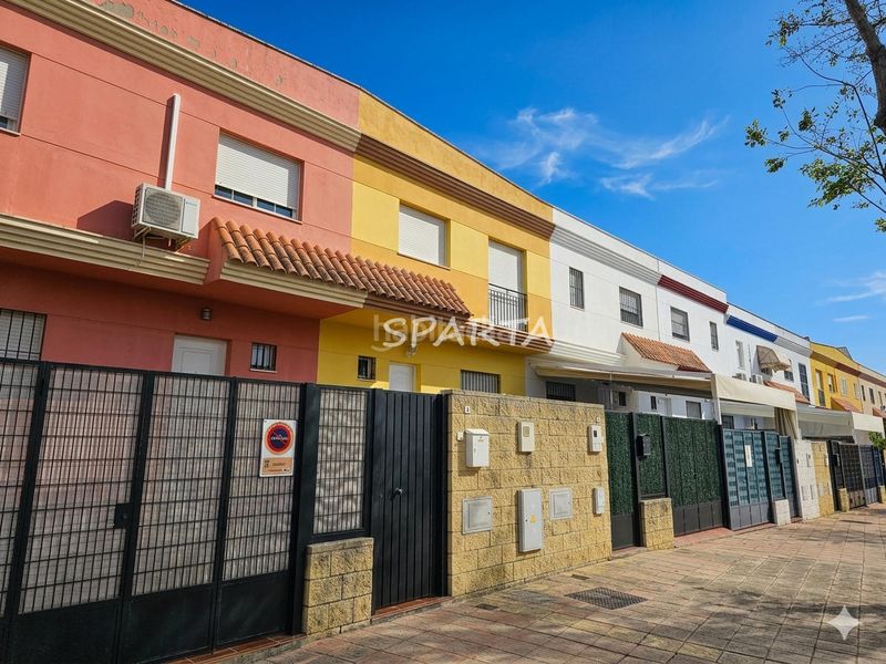 Foto 55c9cab4-76c9-4d26-b350-ed201f349dba. Casa adosada ¡ fantástica adosada con semi-sótano! . en Espartinas