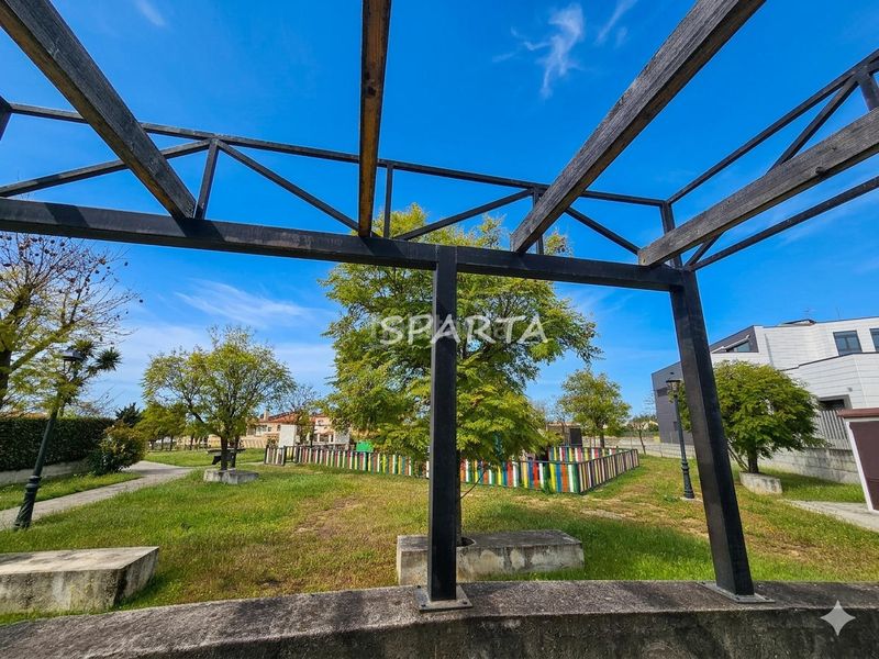 Foto 85e9aa42-0cbd-488f-96aa-c16831d5716d. Casa adosada ¡ fantástica adosada con semi-sótano! . en Espartinas