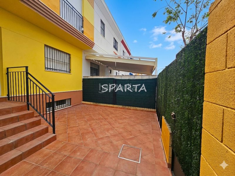 Foto b71a12c5-f32b-489f-8d90-e5e6810faaa6. Casa adosada ¡ fantástica adosada con semi-sótano! . en Espartinas