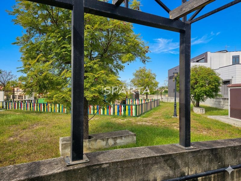 Foto c0a2244f-51db-4c93-ac50-62beee0f6a43. Casa adosada ¡ fantástica adosada con semi-sótano! . en Espartinas