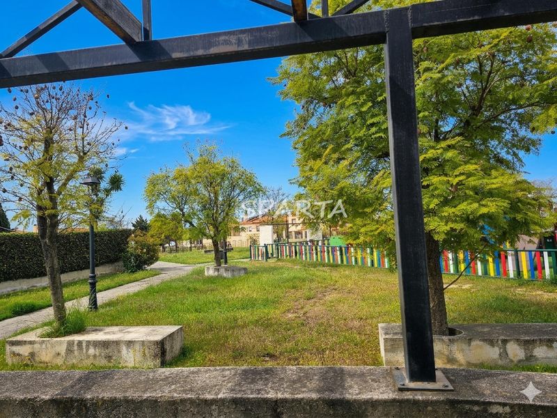 Foto cf16edd8-57a0-4fbc-bed2-b1eb5553965b. Casa adosada ¡ fantástica adosada con semi-sótano! . en Espartinas