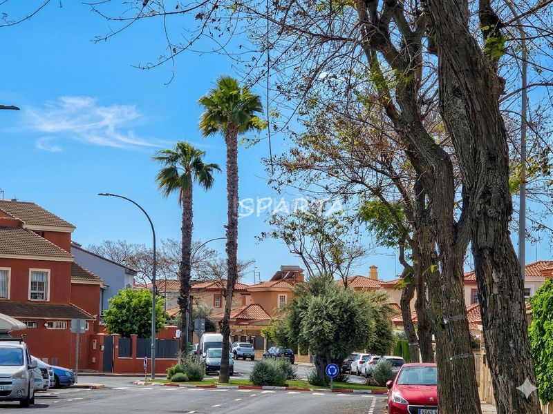 Foto cfb15926-3b83-46ae-b0eb-69c681f67c4c. Casa adosada ¡ fantástica adosada con semi-sótano! . en Espartinas