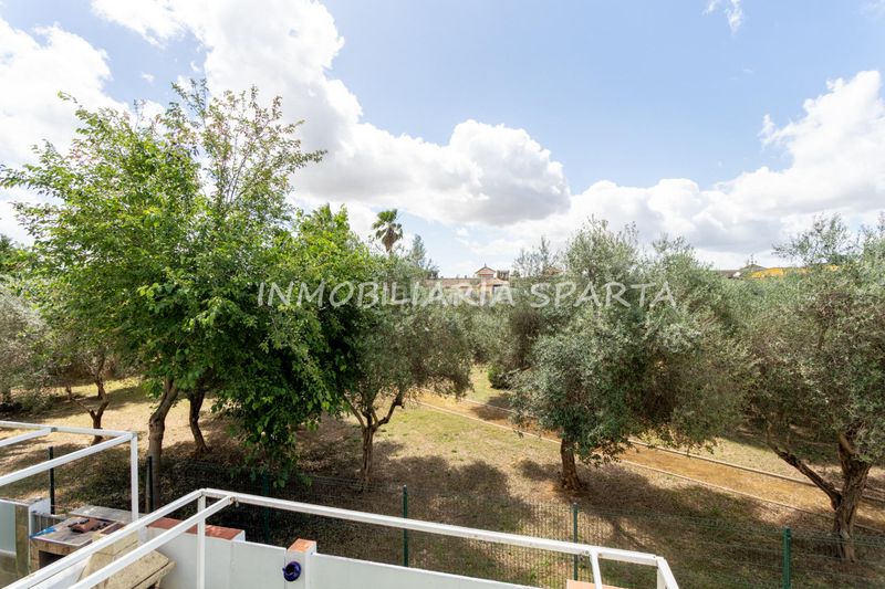 Foto a147ea37-7382-4135-892a-25d81f8426db. Casa adossada amb calefacció aparcament a Espartinas pueblo Espartinas