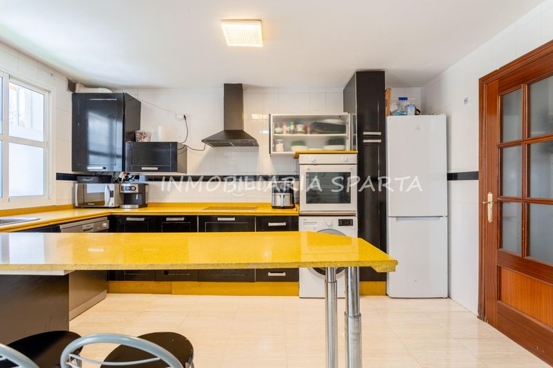 Foto ab5d8bd3-8466-4f16-9818-214b192f579e. Casa adossada amb calefacció aparcament a Espartinas pueblo Espartinas