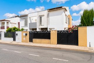 Doppelhaus  Calle lealtad. Pareada con piscina climatizada. umbrete