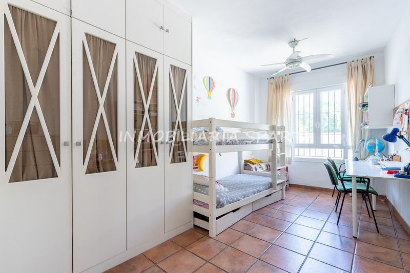 Foto 01e8a0d1-a3f2-4c1e-b270-f3000db9fd78. Casa adossada a Gelves