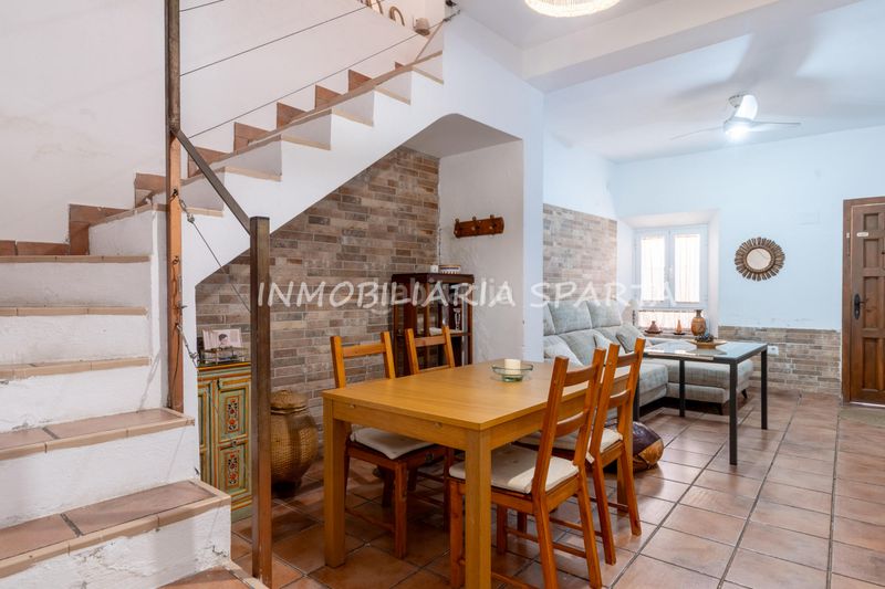 Foto 447f11e6-a29f-489d-ac35-b0ff84c57781. Casa adossada a Gelves