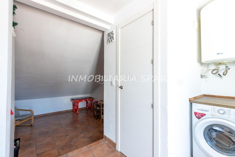 Foto 520ad3bb-2056-481a-958a-e3754a0c2e5a. Casa adossada a Gelves