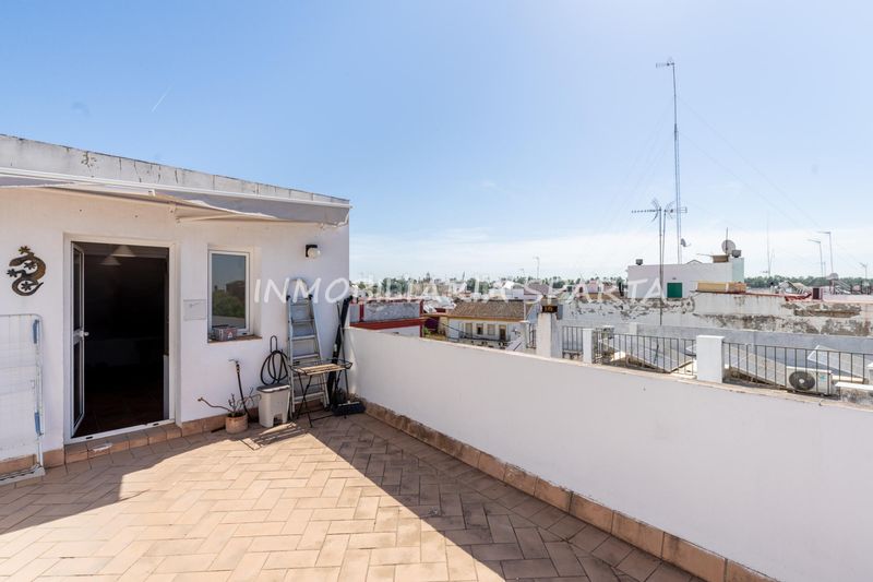 Foto 77b28ed7-b887-4a47-8d34-97436dbb5352. Casa adossada a Gelves