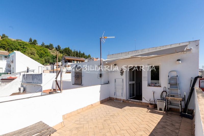 Foto b0d950d5-977e-4d64-80cd-0c5a8efd9fae. Casa adossada a Gelves