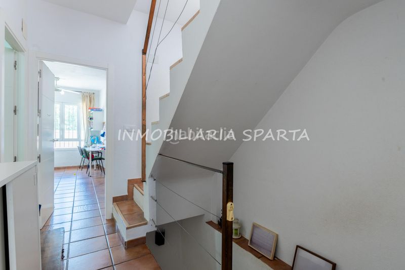 Foto b85b5f05-8eff-4b80-8eb3-9504ad5ae276. Casa adossada a Gelves