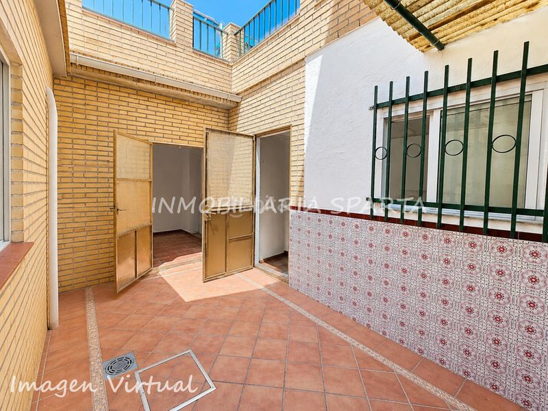 Foto 0cc89aff-623f-44b2-833f-057c4b6f6d8a. Casa adossada a Santiponce