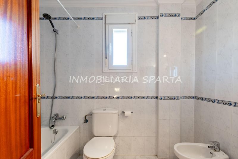 Foto 5539b464-8871-4e62-b72f-ec2662aefd14. Casa aparellada amb xemeneia a Espartinas pueblo Espartinas