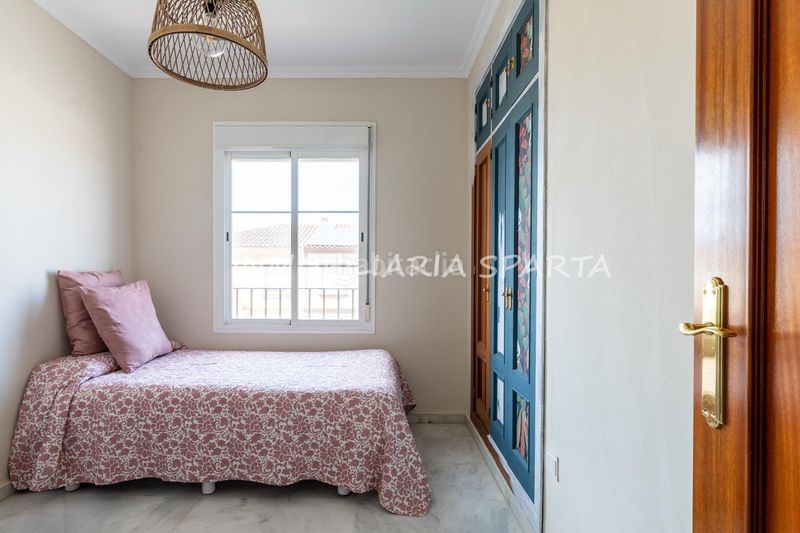 Foto 6fc97f24-b185-4d9b-8225-738e7ea349fe. Casa aparellada amb xemeneia a Espartinas pueblo Espartinas