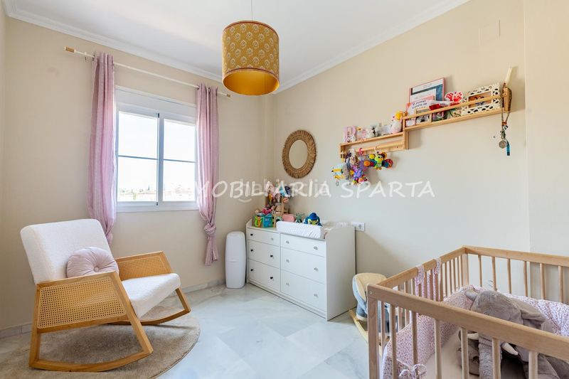 Foto 862e7458-a232-4433-95aa-89cfcef45aa1. Casa aparellada amb xemeneia a Espartinas pueblo Espartinas