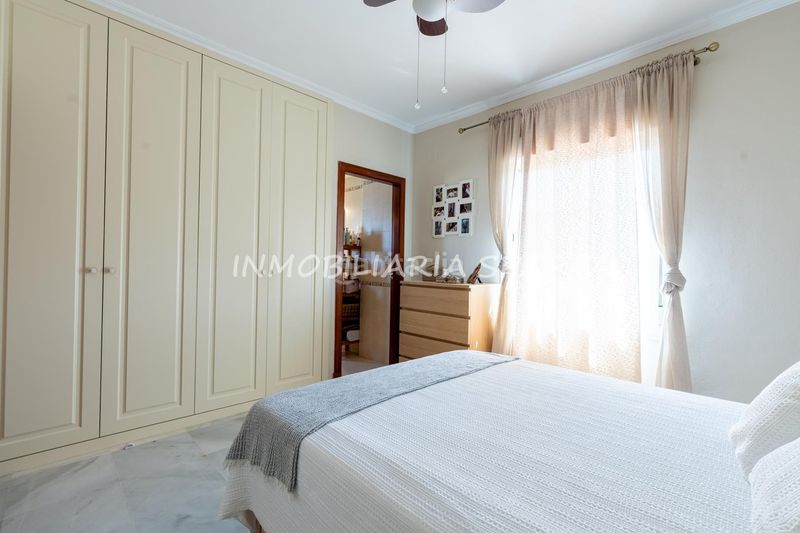 Foto a6345376-3670-4aef-a5f5-26b493aca465. Casa aparellada amb xemeneia a Espartinas pueblo Espartinas