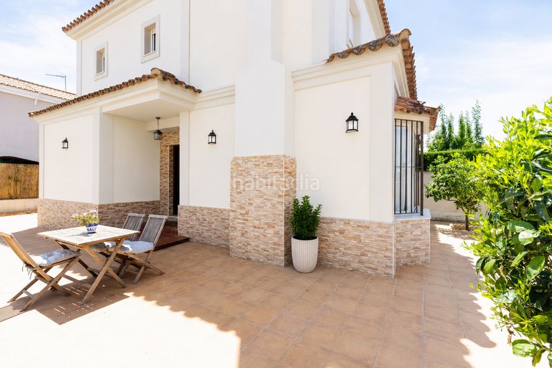 Foto b5205d96-321a-42c4-a1f4-a454bbcdea0f. Casa aparellada amb xemeneia a Espartinas pueblo Espartinas