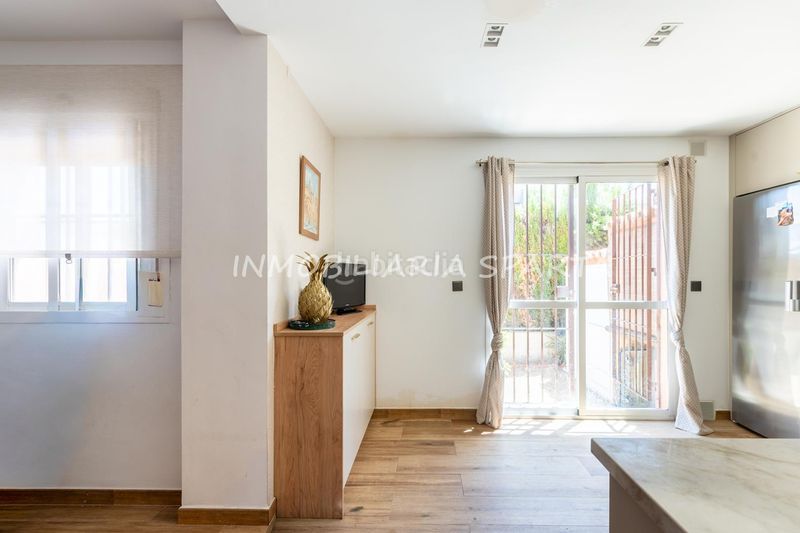 Foto b8ed71ef-6092-4478-ac70-c53315f97ce0. Casa aparellada amb xemeneia a Espartinas pueblo Espartinas