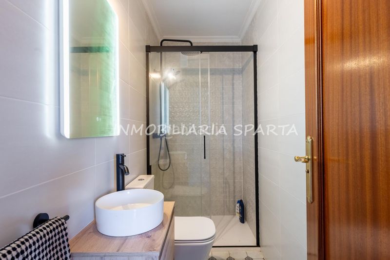 Foto e51720fb-be7f-4456-9b78-c4110d8c3fc6. Casa aparellada amb xemeneia a Espartinas pueblo Espartinas