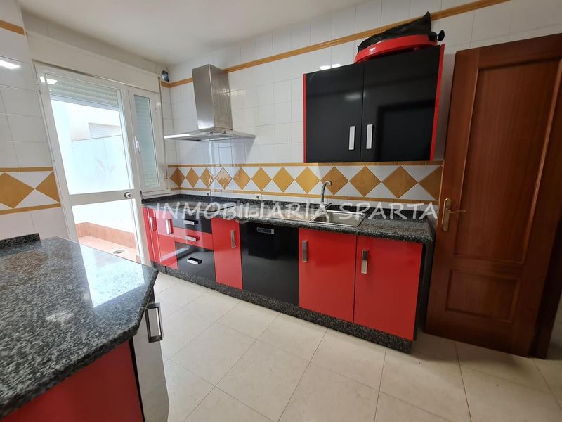 Foto e96f1c02-94ff-4cc0-bd30-99cd61b2797e. Casa adossada a Hinojos
