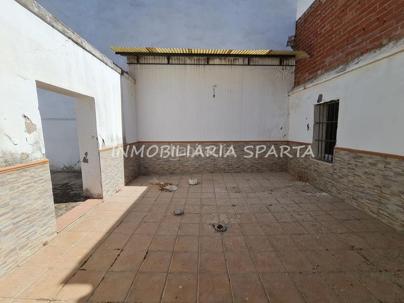 Foto 2d570d0e-8c1b-4af8-ae80-069a23ca2cf0. Casa adosada en calle concejal jiménez becerril 14 ¡fantástica céntrica casa de pueblo! en Sanlúcar la Mayor