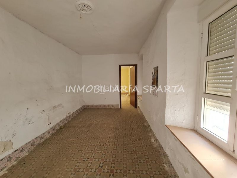 Foto b9c8af66-583e-43c5-8167-cdf1f1cfd679. Casa adosada en calle concejal jiménez becerril 14 ¡fantástica céntrica casa de pueblo! en Sanlúcar la Mayor