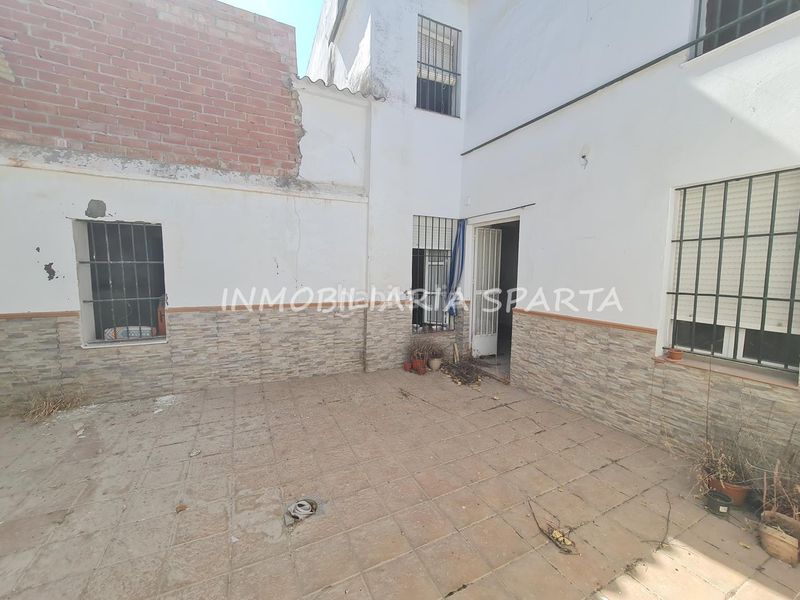 Foto e0209e2e-2614-414b-b237-60b28385d6d5. Casa adosada en calle concejal jiménez becerril 14 ¡fantástica céntrica casa de pueblo! en Sanlúcar la Mayor