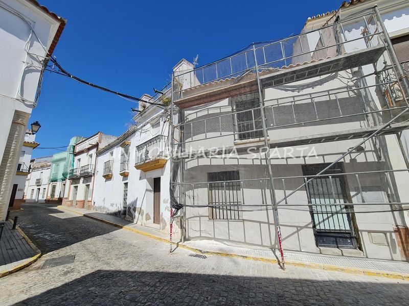 Foto f42716c3-6769-4723-96d0-a11609585a66. Casa adosada en calle concejal jiménez becerril 14 ¡fantástica céntrica casa de pueblo! en Sanlúcar la Mayor
