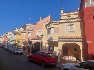 Casa a schiera in Calle camilo josé cela 51. ¡espectacular casa adosada en castilleja de guzmán con piscina p