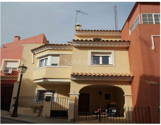 Foto edb1ba17-97be-4861-b5cc-a9f69a67b853. Semi detached house in calle camilo josé cela 51 in Castilleja de Guzmán