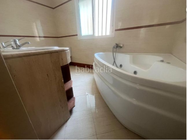 Foto f7813be2-2ab8-444a-ab62-520d902825ac. Semi detached house in calle camilo josé cela 51 in Castilleja de Guzmán