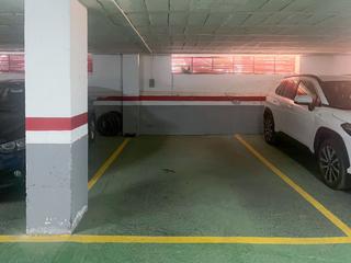 Lloguer Aparcament cotxe a La Calzada - La Florida. Garaje en alquiler en centro  puerta carmona.