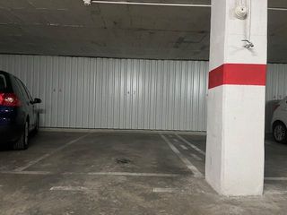 Alquiler Parking coche en La Calzada - La Florida. Garaje en alquiler en nervión  la buhaira.