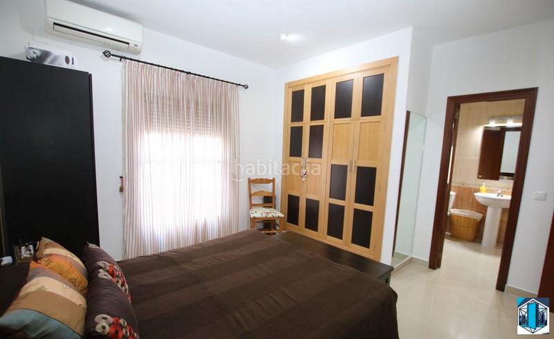 Foto 30e6d150-0f43-47b6-81b0-60d952a1ccc8. Casa adossada amb aparcament a San Juan del Puerto