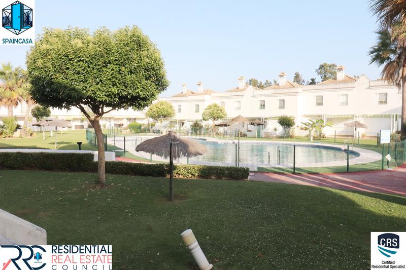 Foto f153e73b-9c54-4c47-9915-9aabd25c7d9d. Casa adossada a avenida cristóbal colón 2 a El Portil
