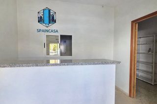 Local Comercial en Avenida Adoratrices 39